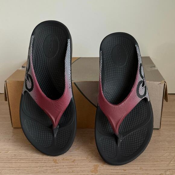 OOFOS Black/Burgundy Unisex Sandals Slip On Flip Flop- Men 6- Women 8 main image 5